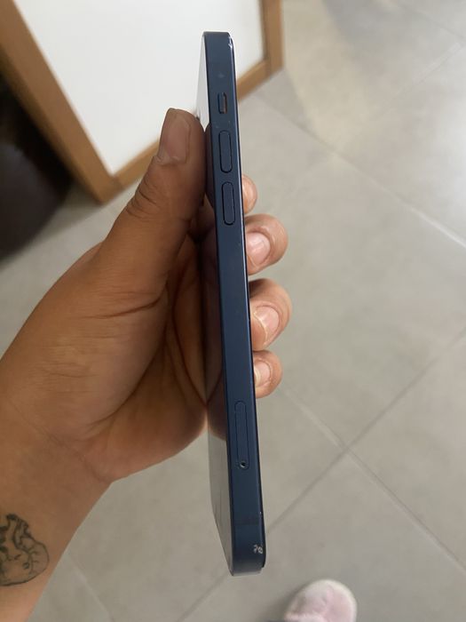 Iphone 12 azul.