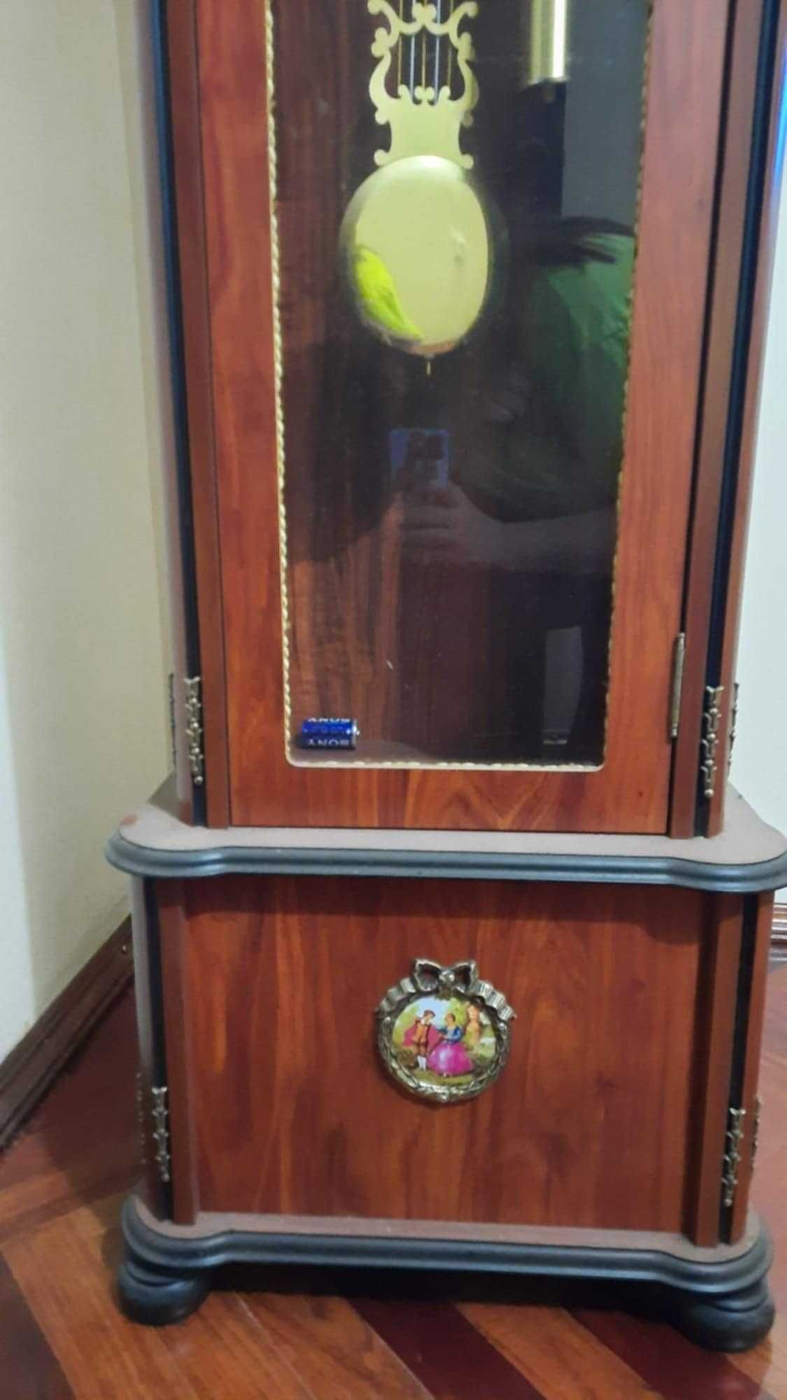 Relógio de Chão Tradicional de Madeira