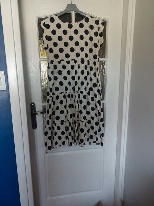 Beżowa sukienka w czarne grochy