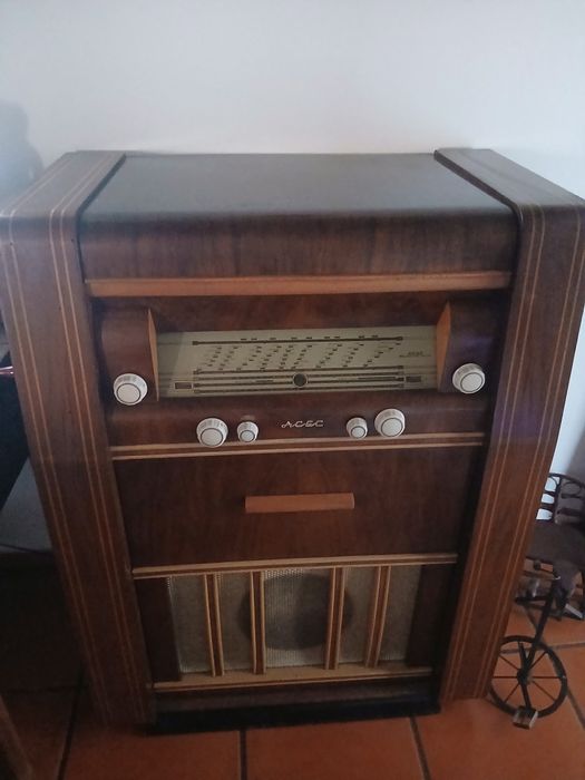 Telefonia antiga com gira discos e bobines