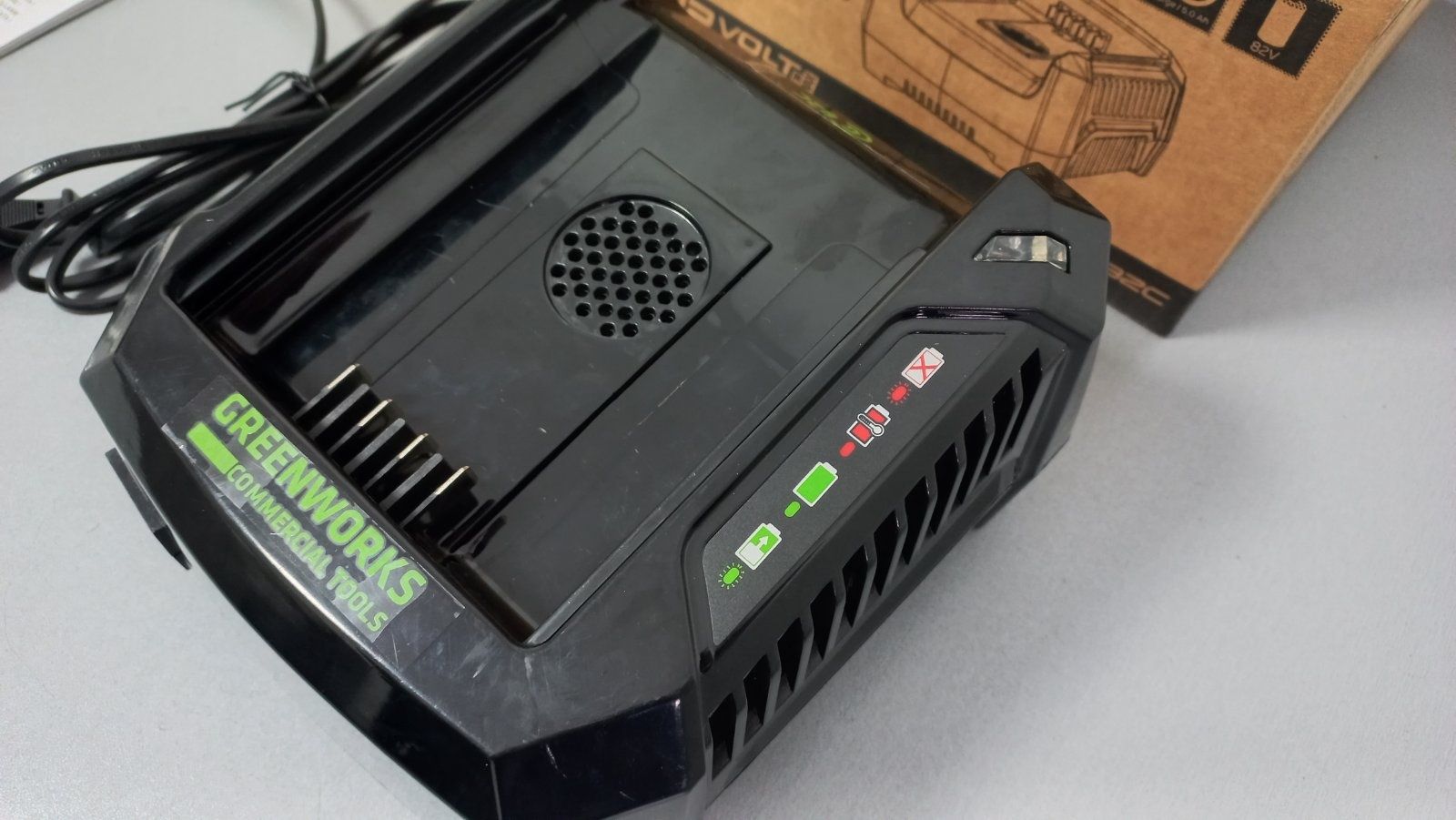Зарядний пристрій Greenworks 82v
