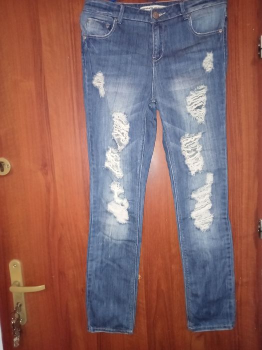 Nowe spodnie dżinsowe damskie z przetarciami.