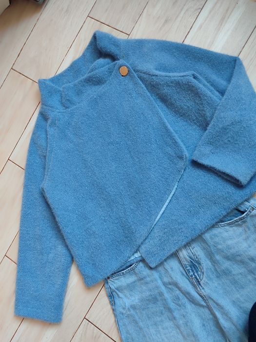 Тепленький кардиган-піджак на запах та з 2 золотими пуговицями р.м-л