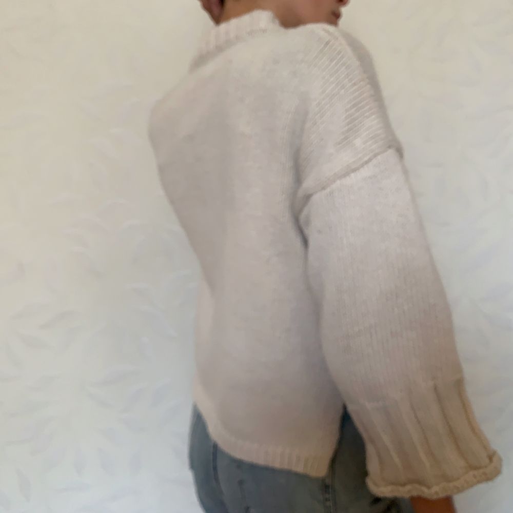 Молочный свитер ручной вязки