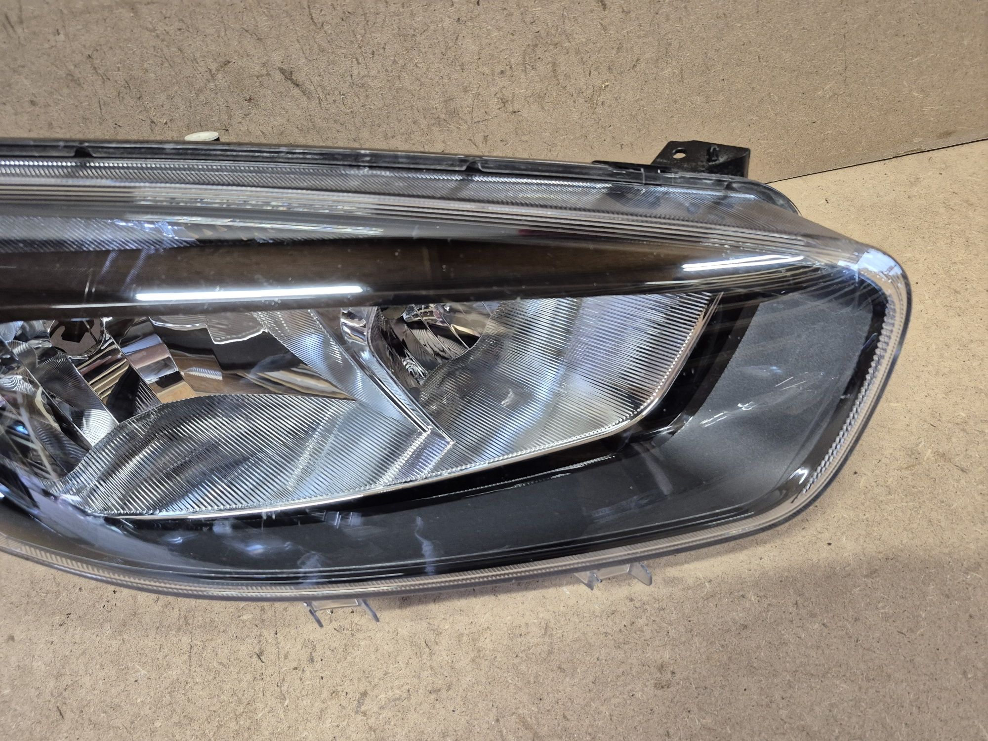 Lampa reflektor ford Transit courier lift prawy europa czarny