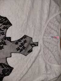Koszulka z ozdobną aplikacją krzyża