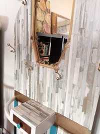 Cabide antigo, com seis cabides, um espelho, uma gaveta