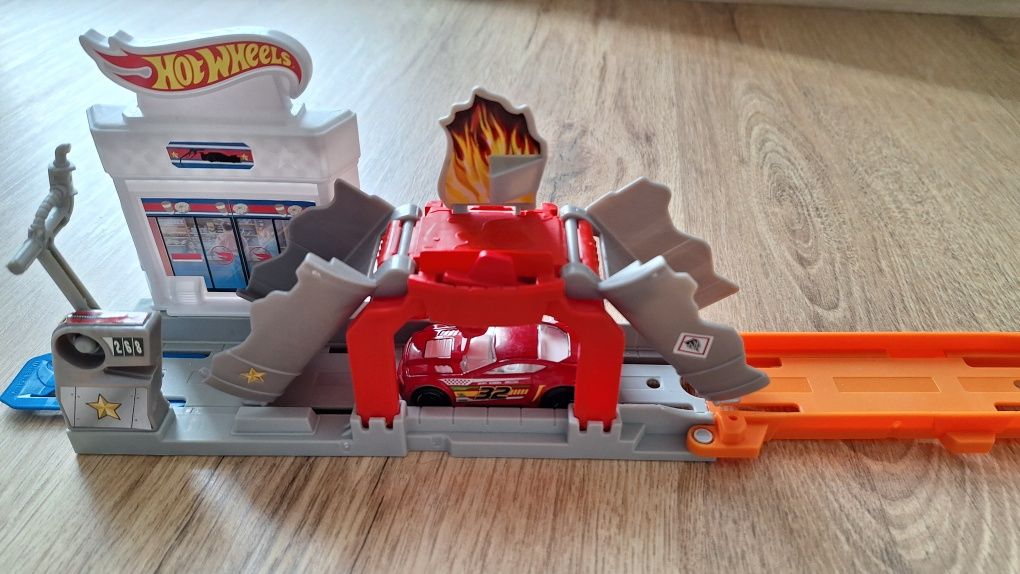 Hot Wheels, stacja benzynowa z jednym autem