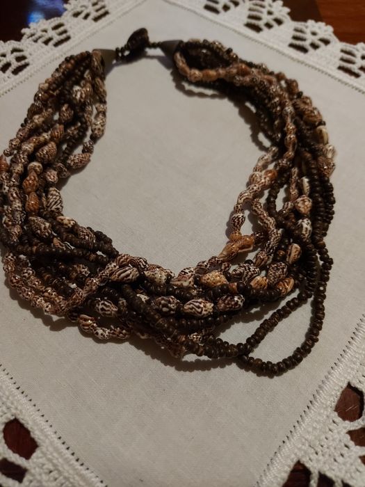 Colar de mini búzios e contas. Comp. 47,5cm.