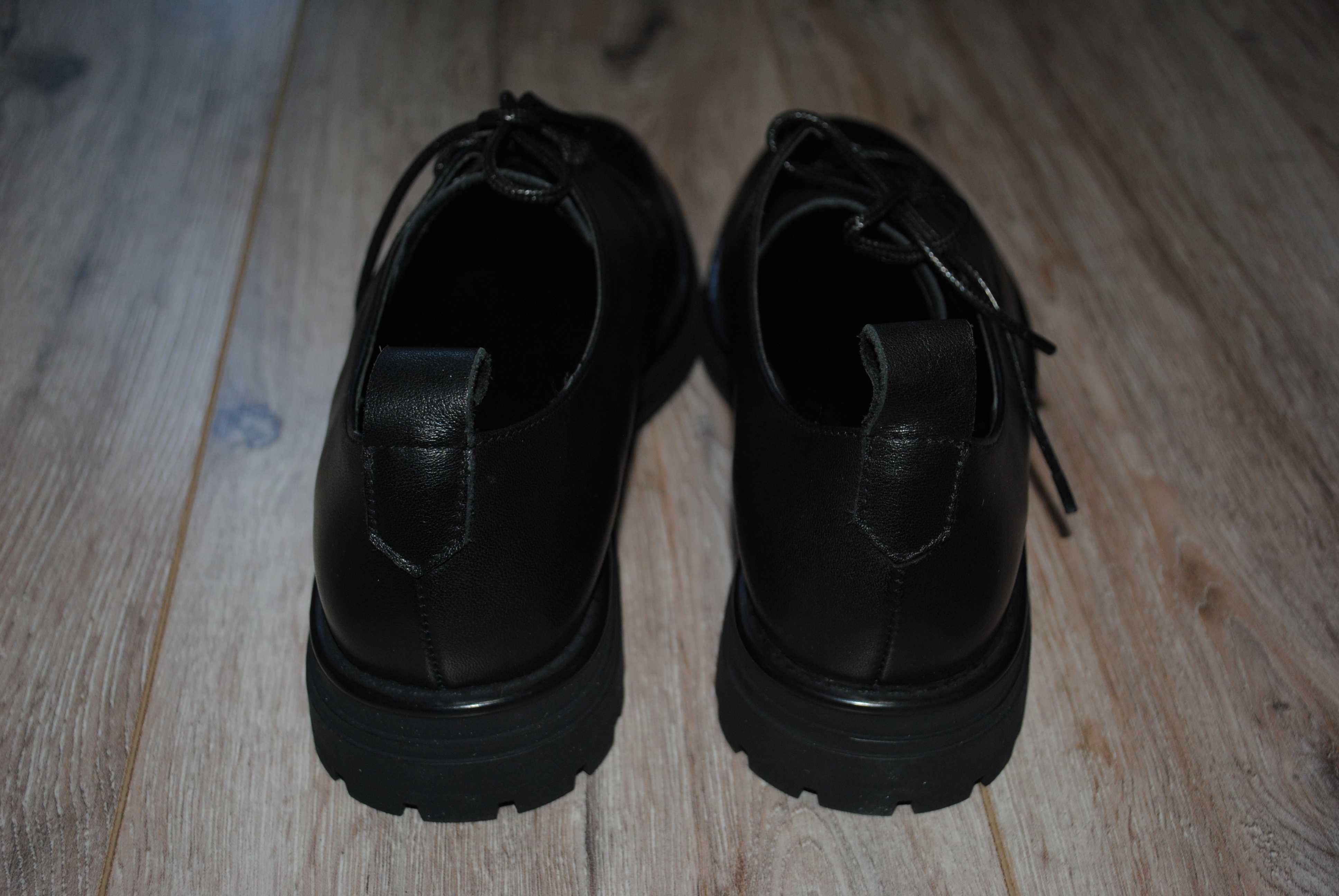Vitto Rossi демісезонні жіночі чорні туфлі 39 р нові нат шкіра .