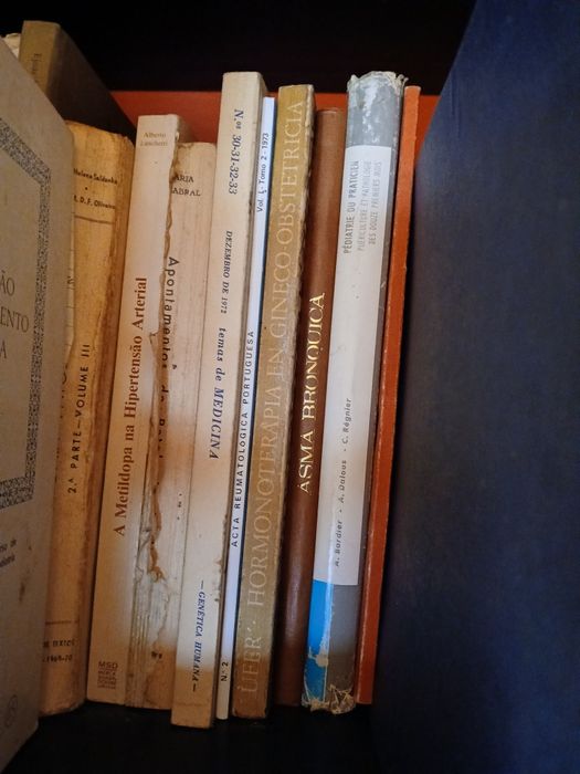 Varios livros sobre medicina antigos
