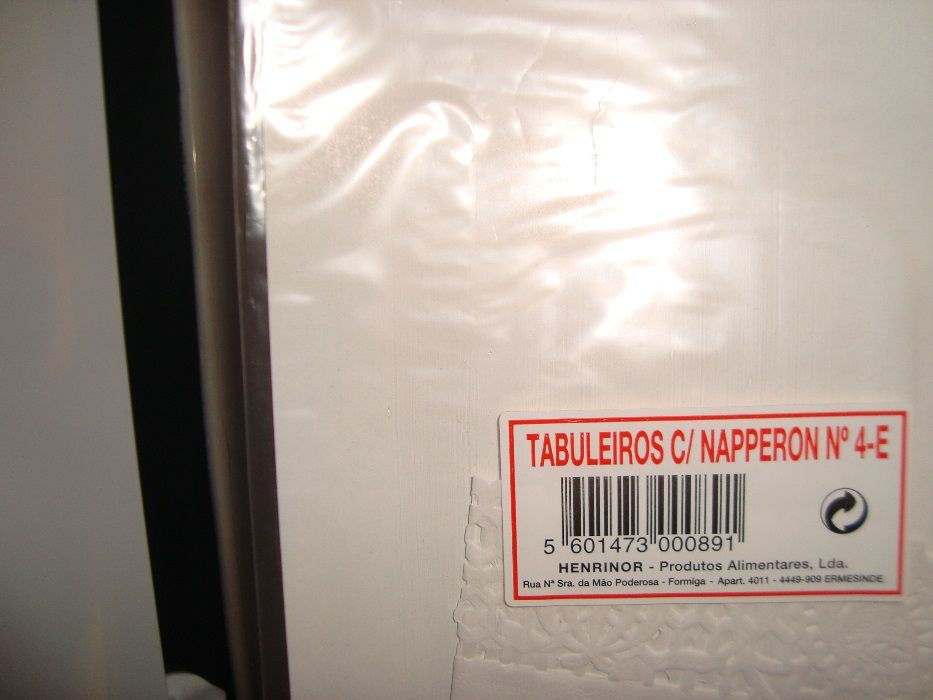 Tabuleiros em papel redondo com naperon para bolos