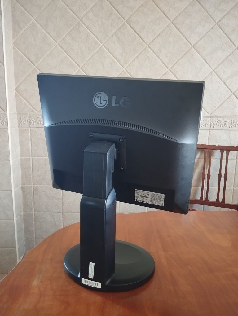 Monitor LG + Teclado + Rato
