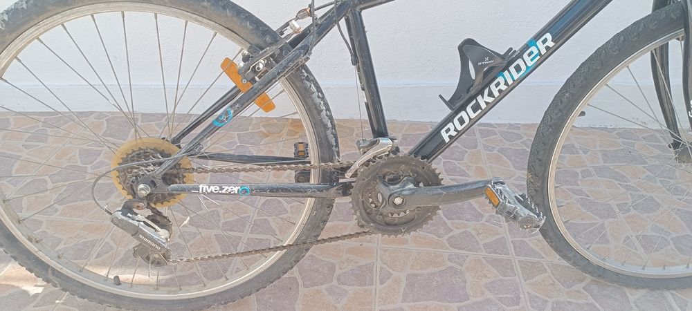 Bicicleta preta com mudanças
