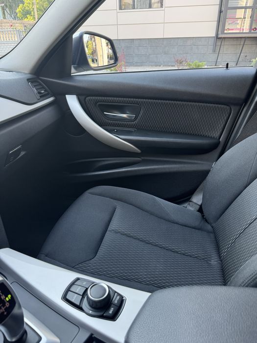 Салон BMW F30 з картами та підігрівом