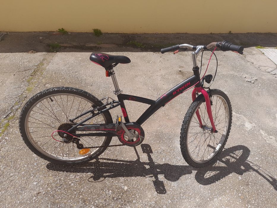Bicicleta de menina preta e rosa