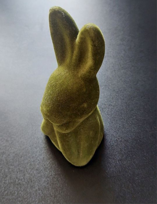 Figurka zielonego zajączka