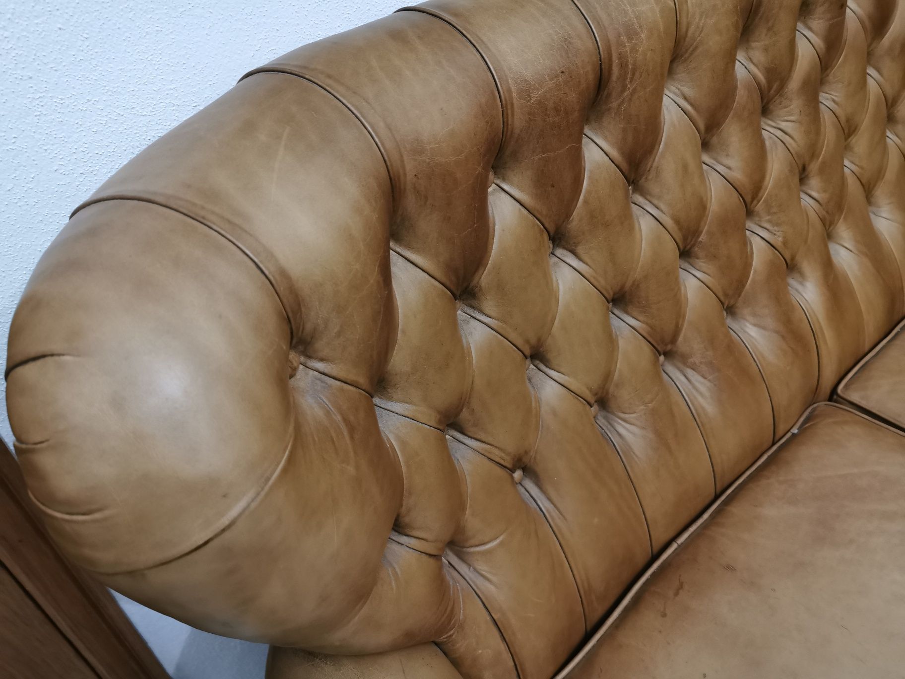 Sofá estilo Chesterfield Pele