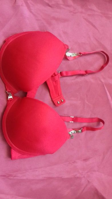 продам два красивих бюстгалтера маленького размера