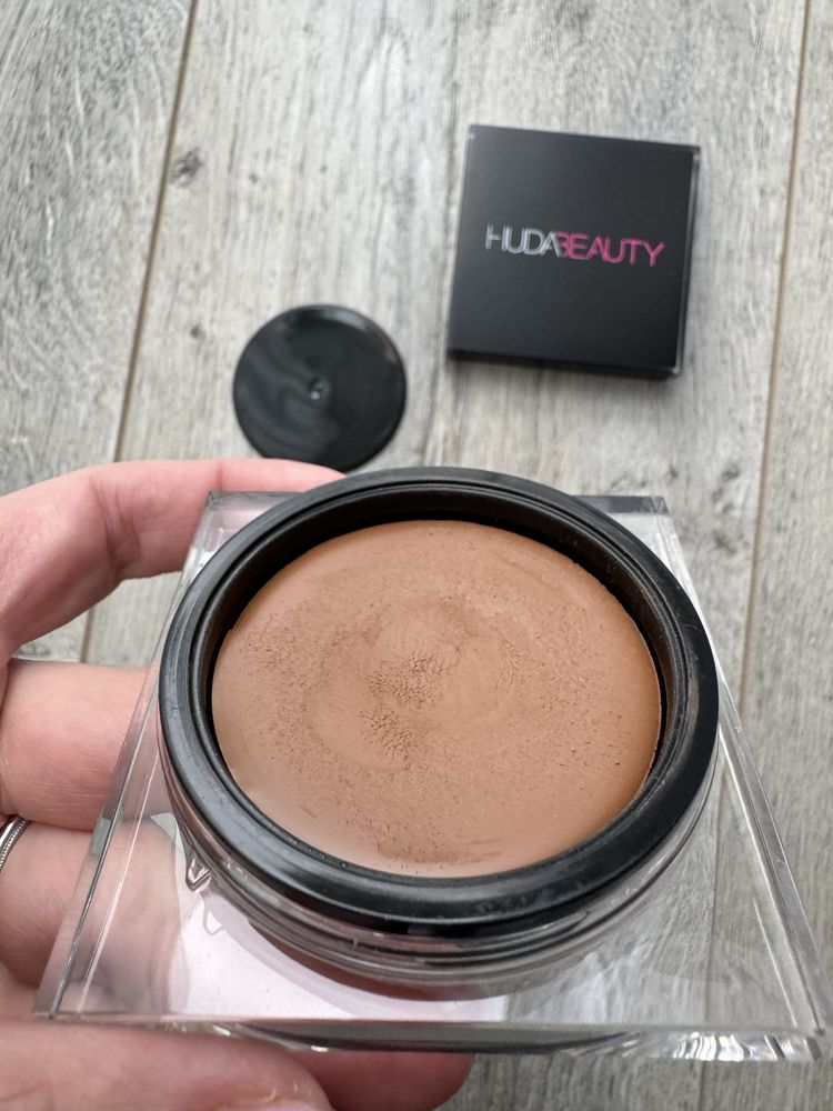 HUDA BEAUTY Tantour Contour light, лак Chanel 565