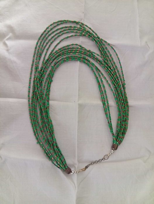 Colar de missangas verdes e douradas