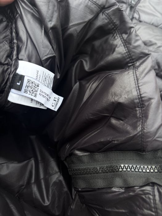 Пуховая жилетка безрукавка мужская черная с линзой C.P Company чорна