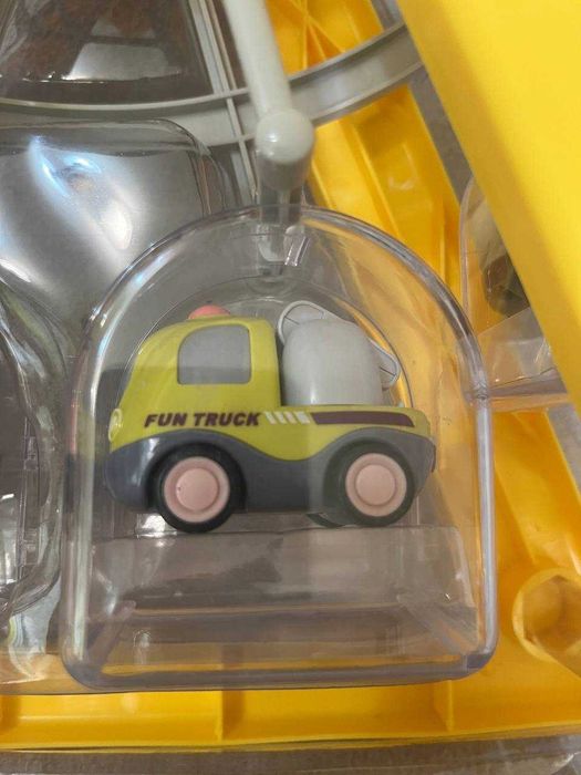 Величезне оглядове колесо з машинками