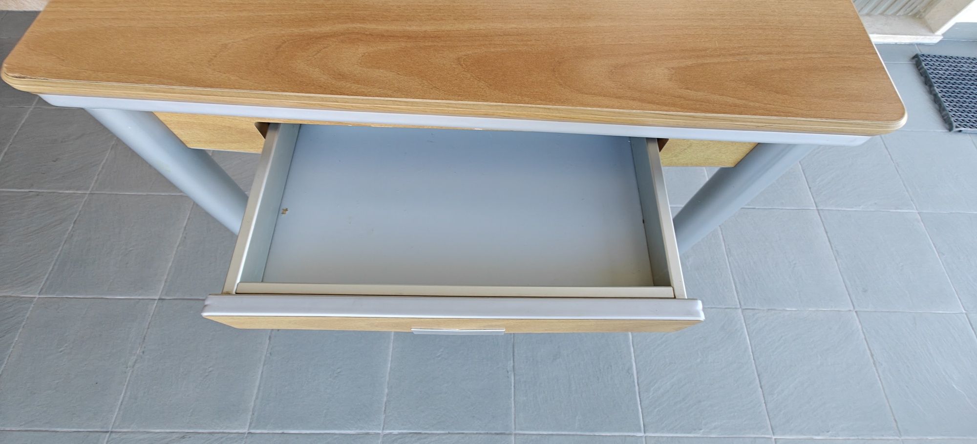Mesa de cozinha e 4 bancos