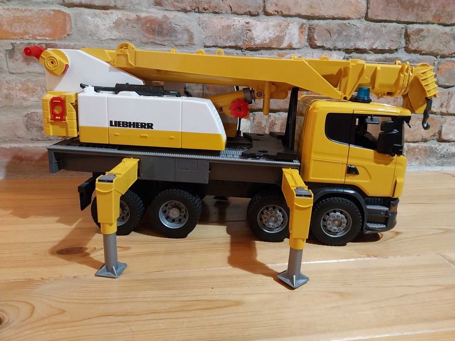 Ciężarówka Scania z dźwigiem Liebherr - Bruder
