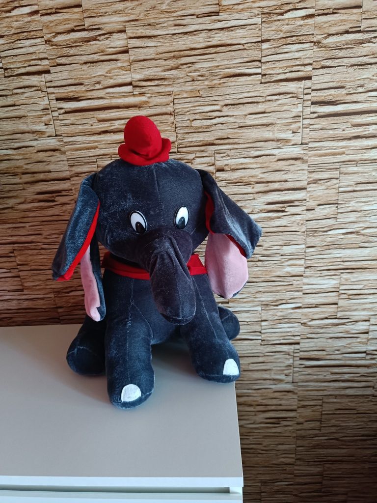 Słoń Jumbo w czerwonej czapeczce