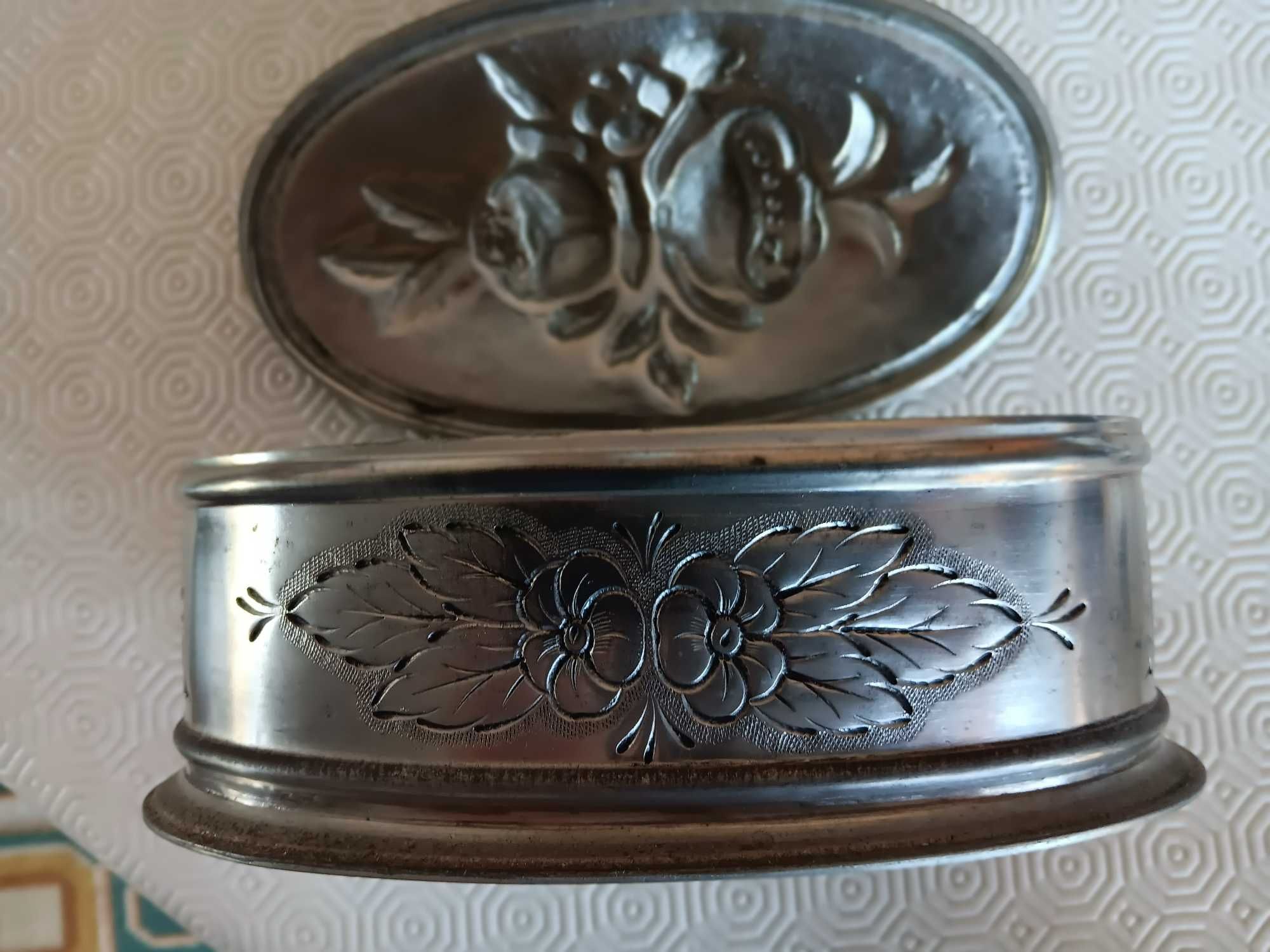 Conjunto em estanho J.Dores, caixa e porta cartas