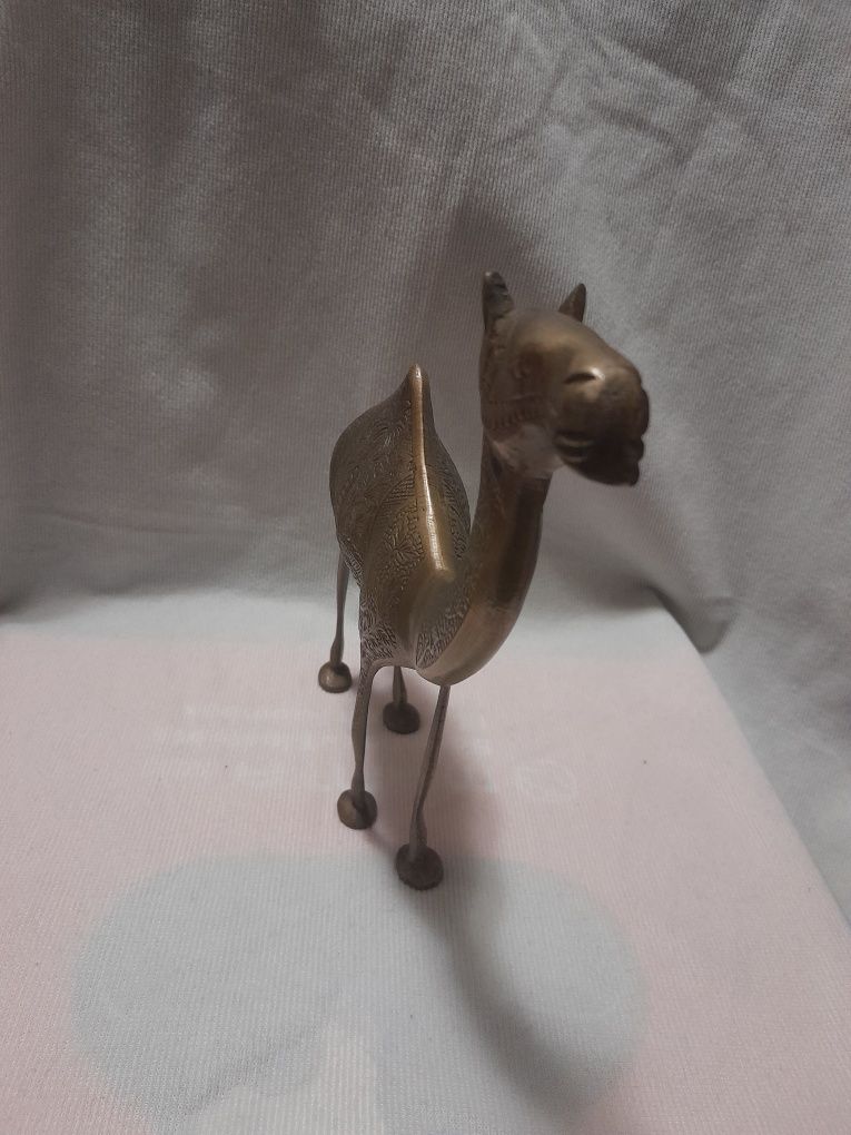 Piękna kolekcjonerska figurka wielbłąda z mosiądzu