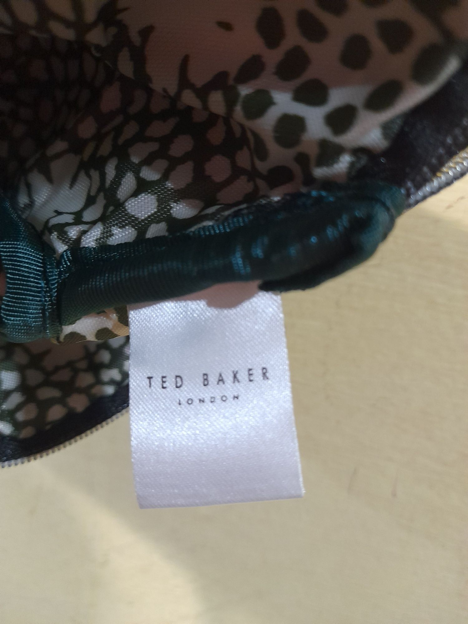 Оригінал Ted Baker London як нова косметичка
