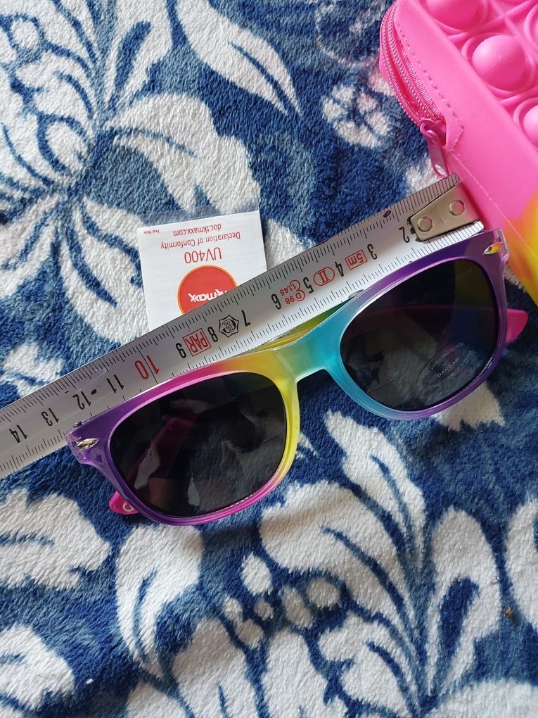 Nowe okulary przeciwsłoneczne dziewczynka