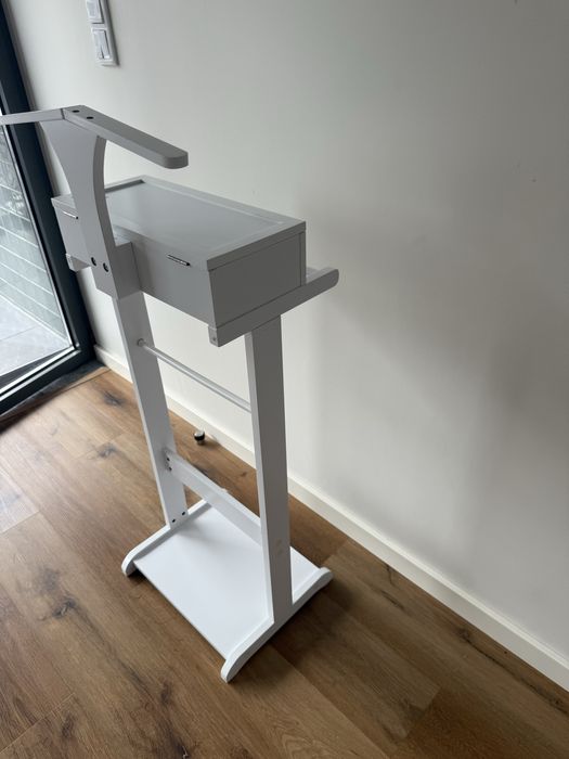 Cabide valet branco com caixa porta-objetos