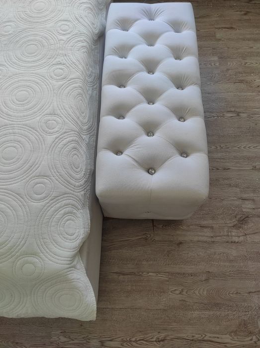 Białe łóżko tapicerowane glamour srebrne dodatki 180x200 cm