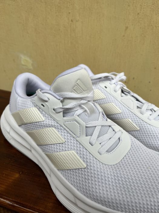 Кросівки adidas, білі — розмір EU 39⅓ (24,5 см)