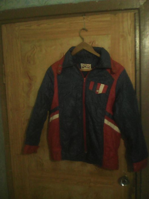 Куртка р.38-40 из 100% - ного нейлона.