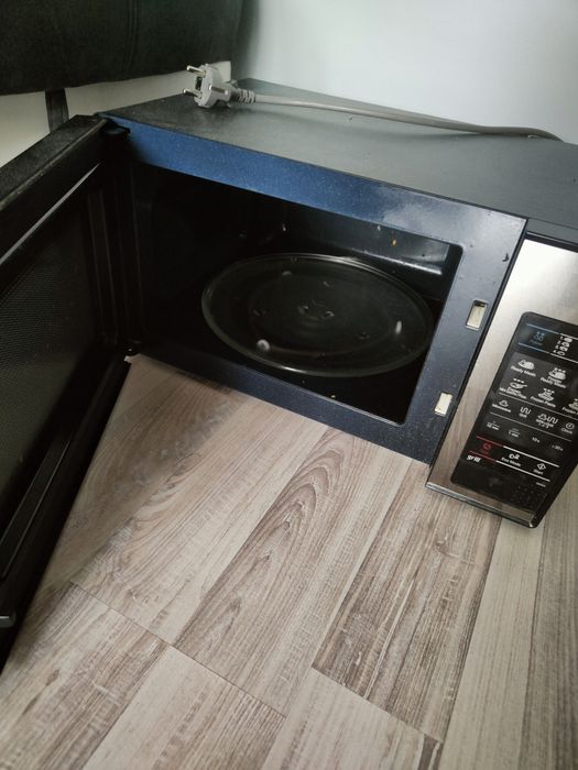 Sprzedam kuchenkę mikrofalową.