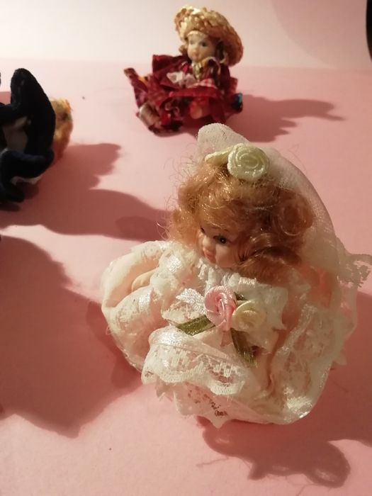 Pequenas bonecas de coleção antigas