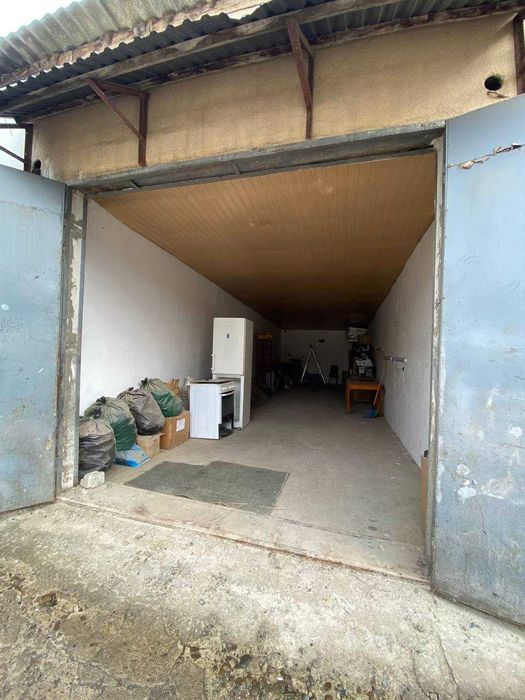 Великий гараж біля Метро — заїзд для бусів