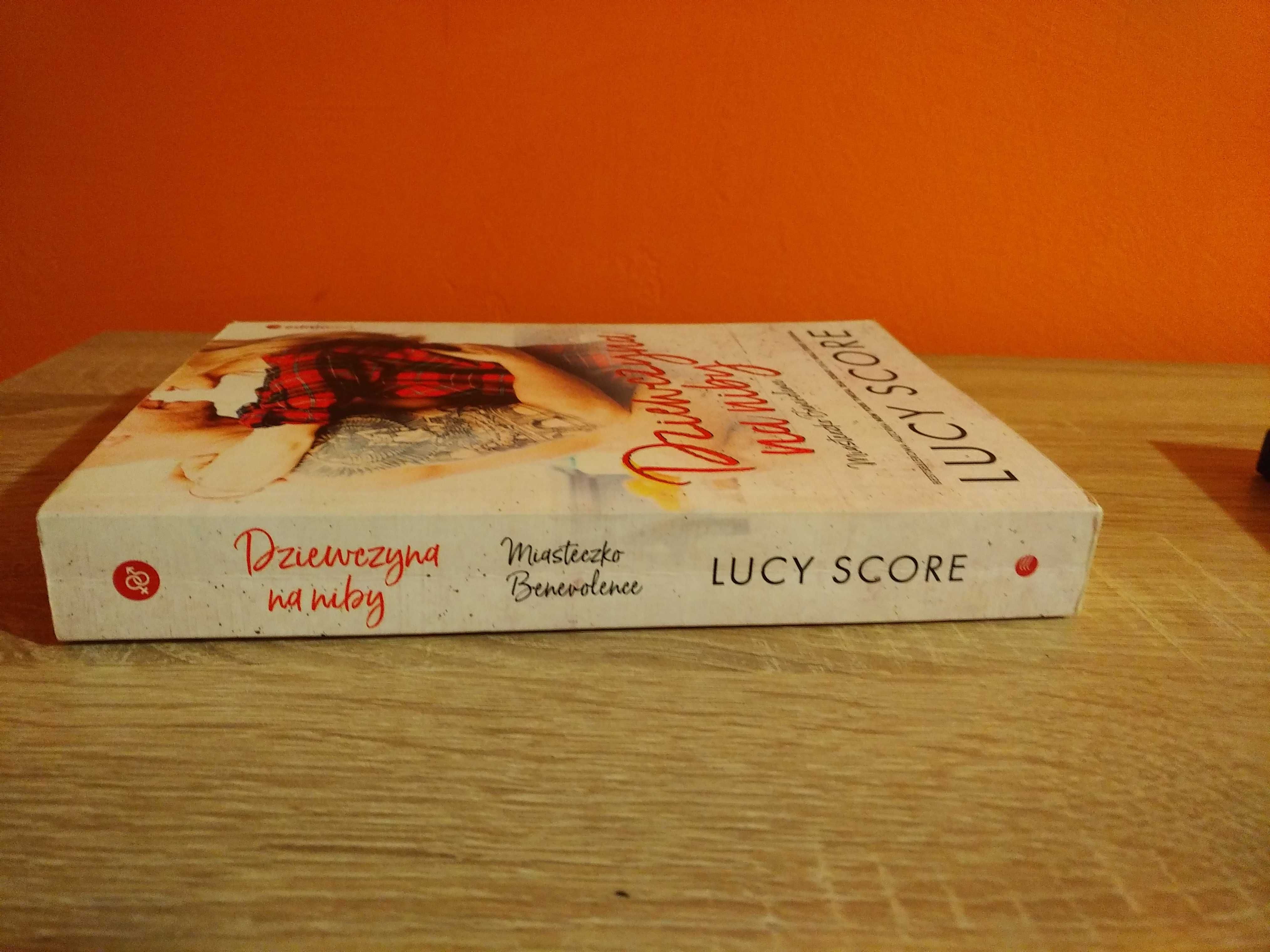 Dziewczyna na niby Lucy Score stan b. dobry