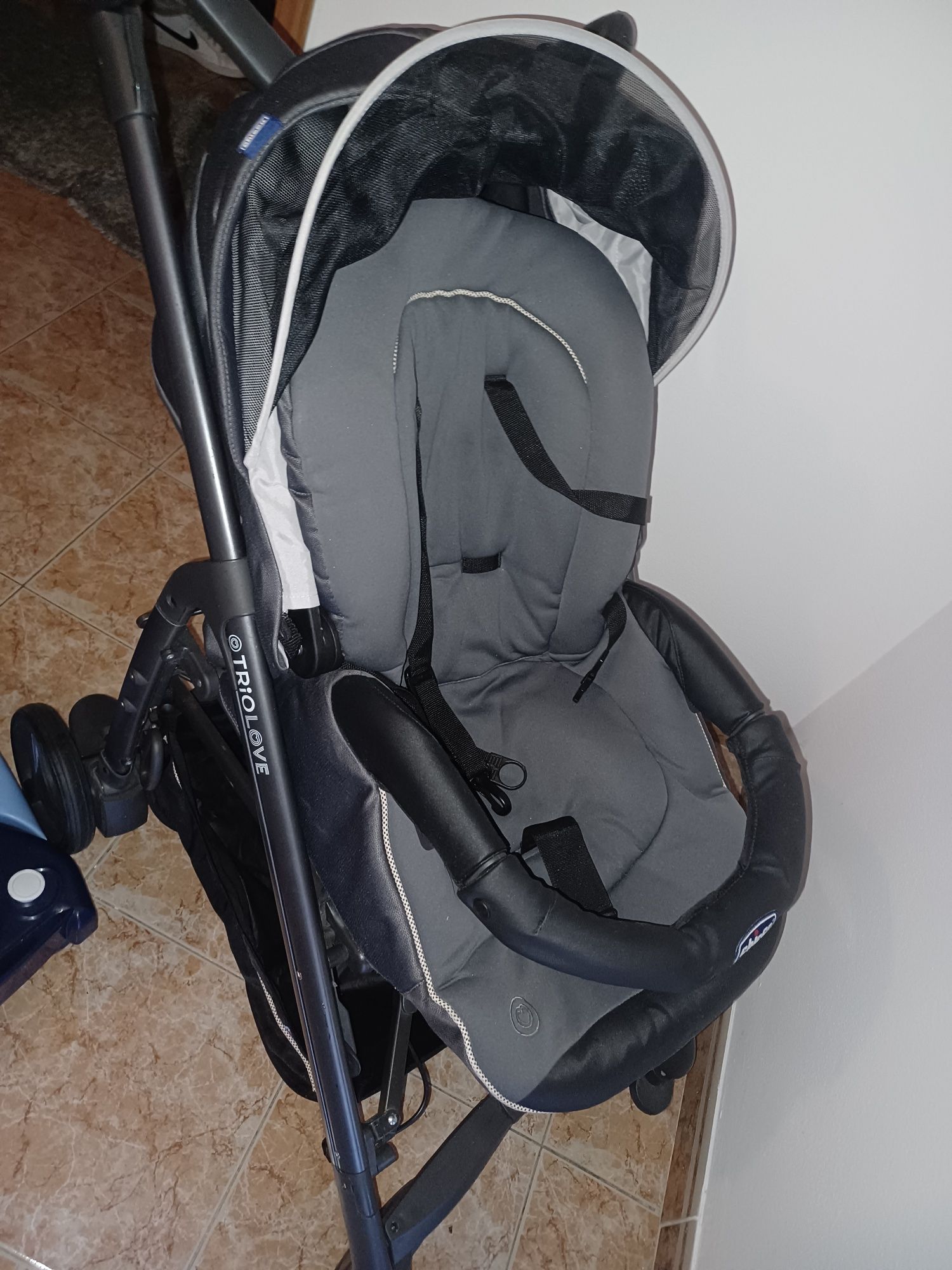 Trio Carrinho de bebe com algumas marcas de uso