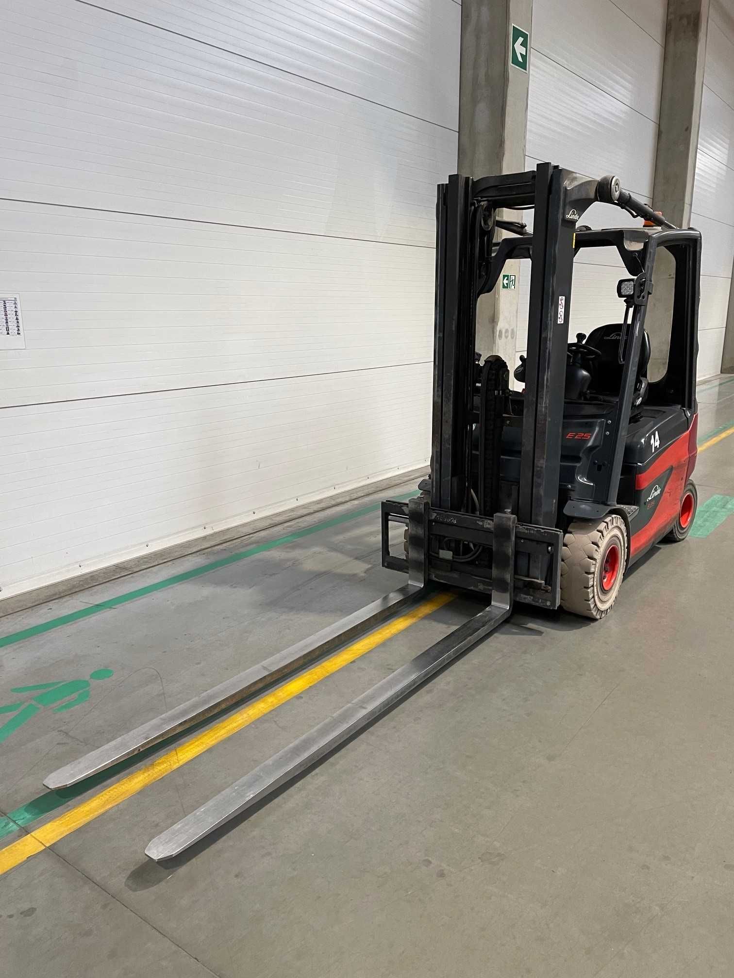 Wózek widłowy elektryczny LINDE E25 / udźwig 2.5T / TRIPLEX