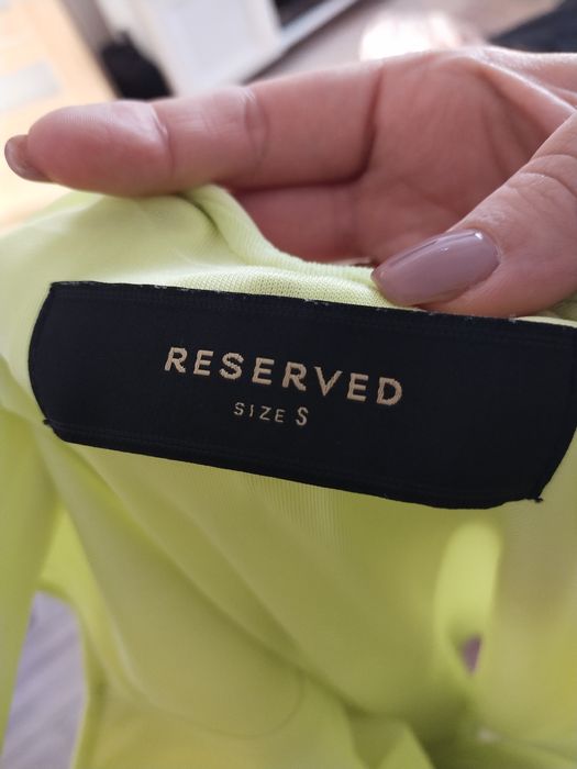 Limonkowa sukienka z ozdobnym zamkiem na plecach