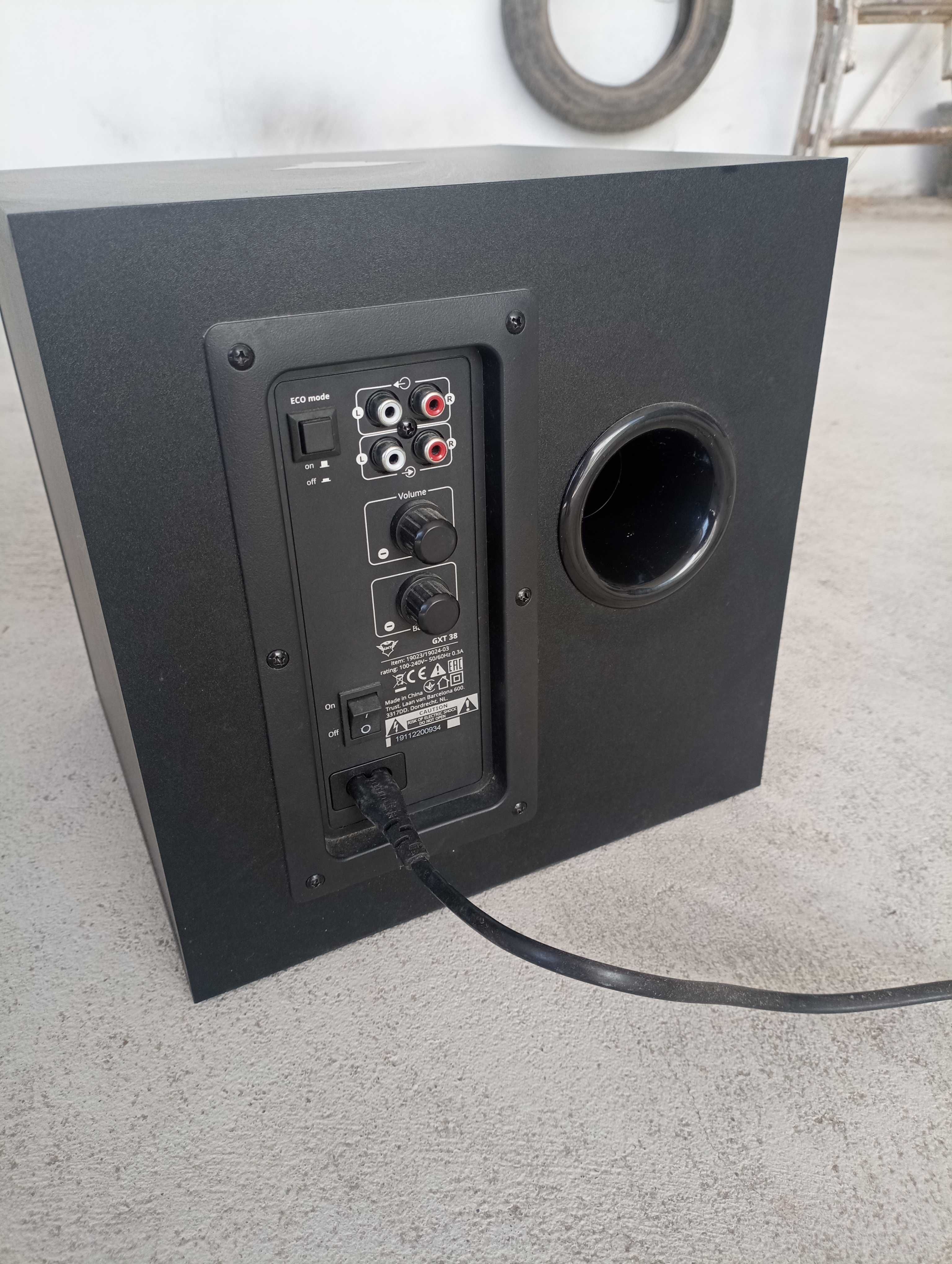 Conjunto de colunas e subwoofer 2.1 com controlador de volume manual