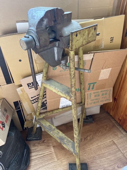 Тиски (лещата) слюсарні на тринозі/штативі