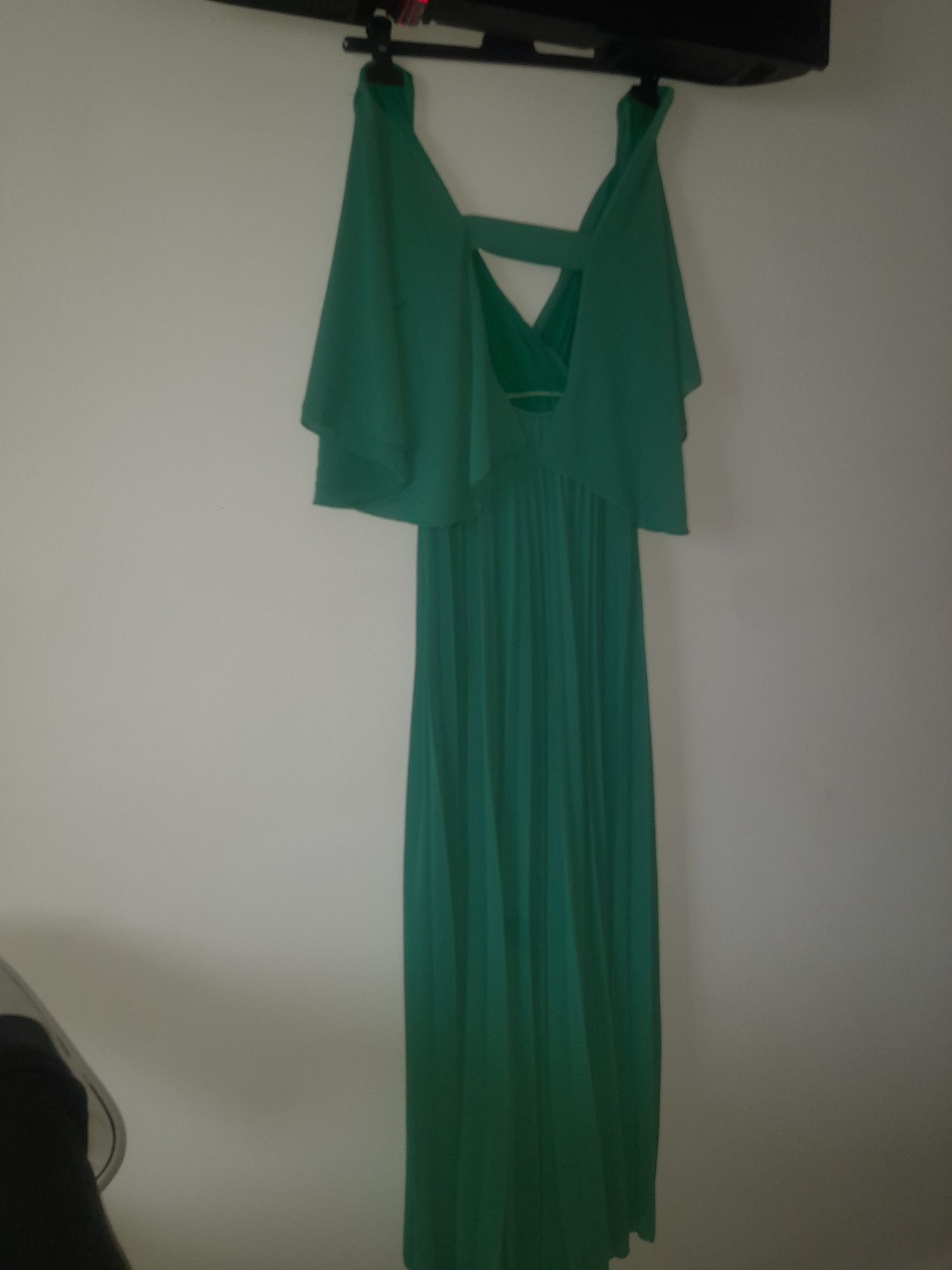 Vestido verde usado só uma vez.