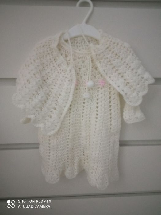 Sukienka z pelerynka do chrztu robiona na szydelku