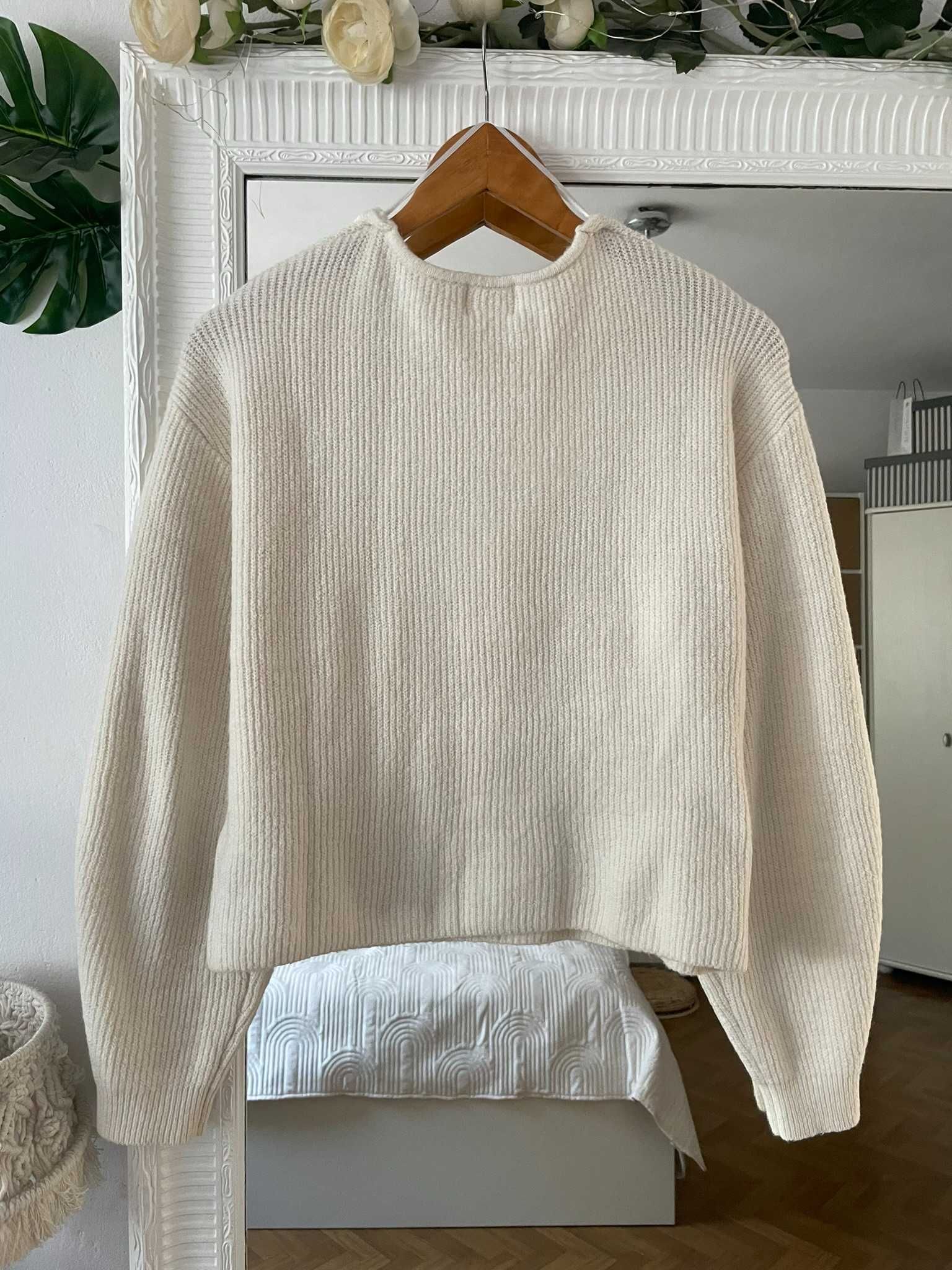 H&M sweter kremowy prążek krótki dekolt V wełna wool S 36